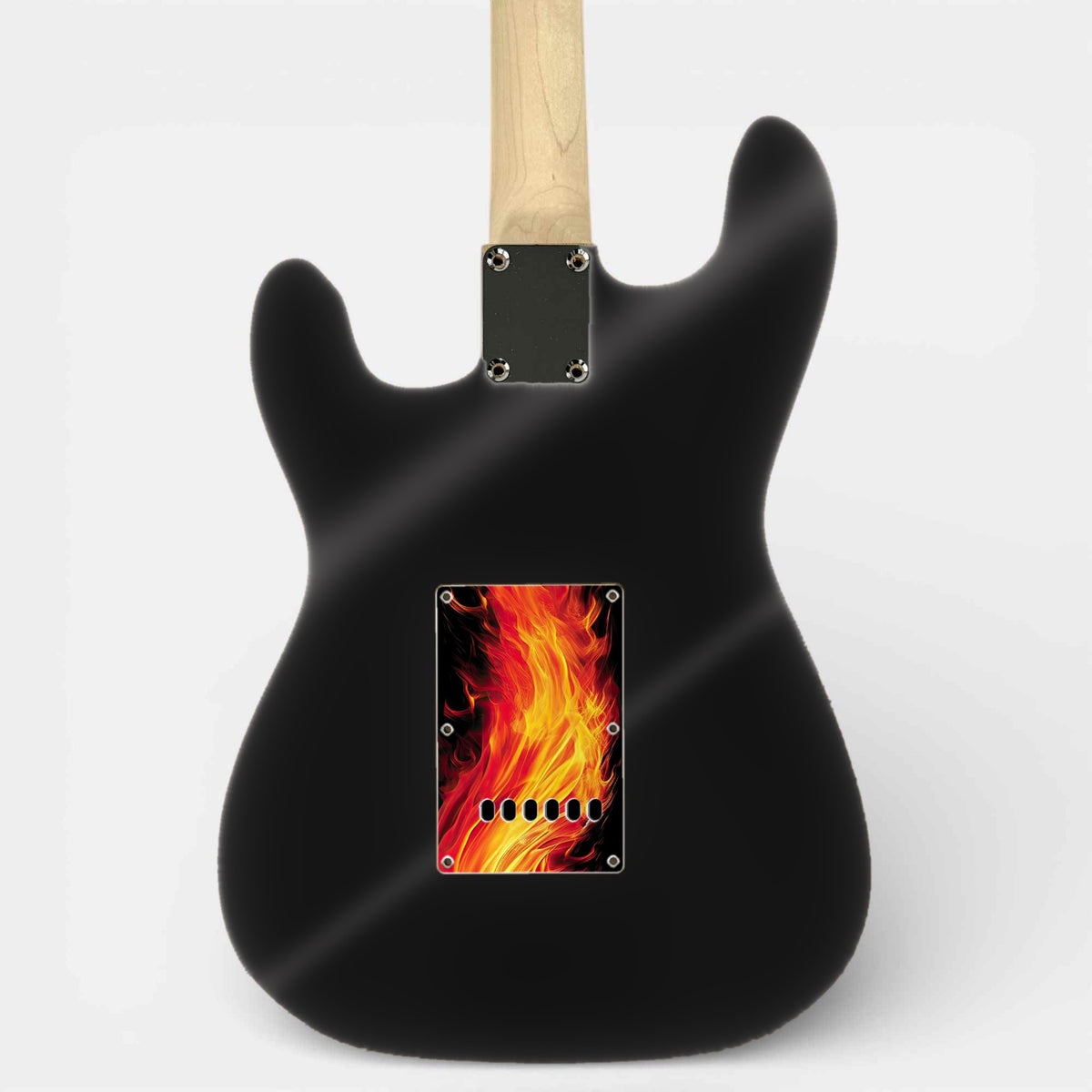 Dos d'une guitare type ST noire avec le capot de trémolo imprimé assorti