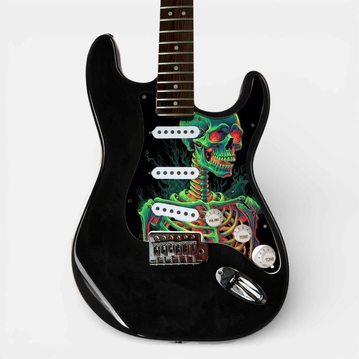 Guitare type ST noire avec le pickguard précâblé imprimé avec un visuel de tête de mort
