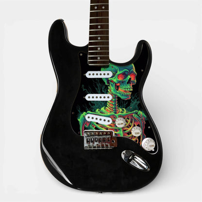 Guitare type ST noire avec le pickguard précâblé imprimé avec un visuel de tête de mort