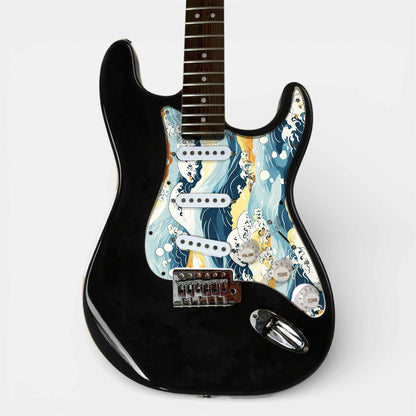 Guitare type ST noire avec le pickguard précâblé imprimé avec un visuel de vague japonaise