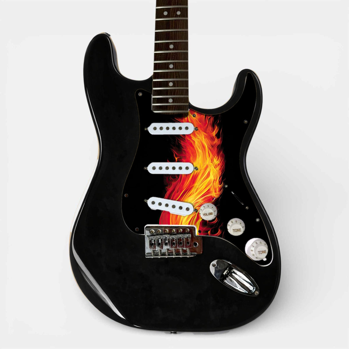 Guitare type ST noire avec le pickguard précâblé imprimé avec un visuel de flammes