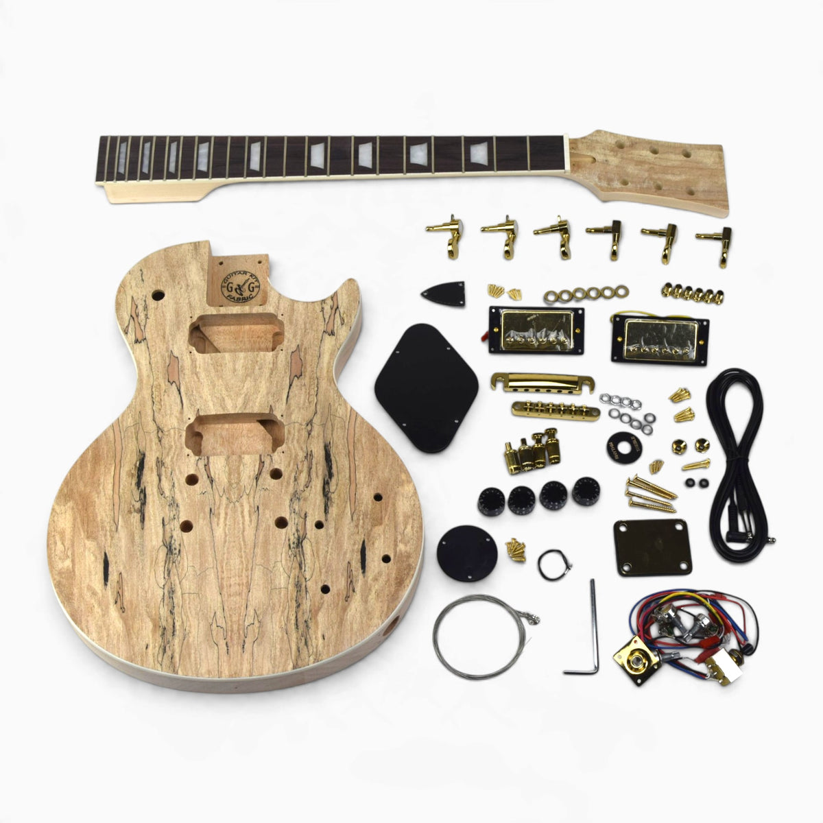 Single-Cut-Gitarrenbausatz mit Decke aus Spalted-Ahorn und goldener Hardware, alle Teile flach ausgelegt: unlackierter Korpus, Hals, Humbucker, Steg und lötfreie Verkabelung