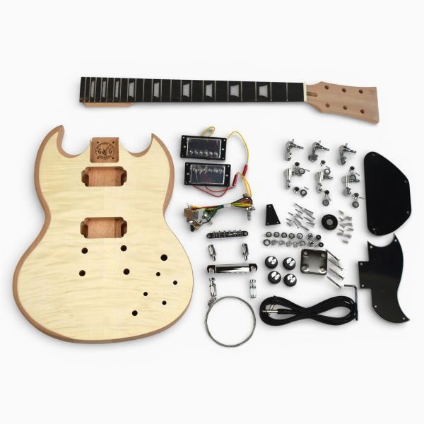 Solid-G DIY-E-Gitarrenbausatz mit allen Teilen flach ausgelegt, darunter massiver Mahagonikorpus mit Decke aus geflammtem Ahorn, Mahagonihals mit Griffbrett aus Ebenholz, Hardware, Tonabnehmer und Verkabelung.