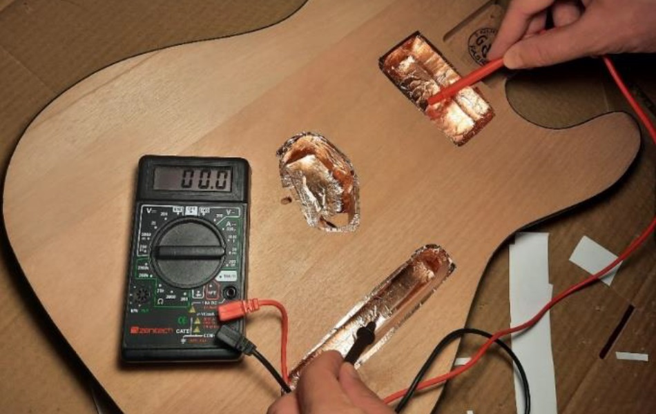 Testen der Konnektivität der Gitarrenschirmung mit einem Multimeter