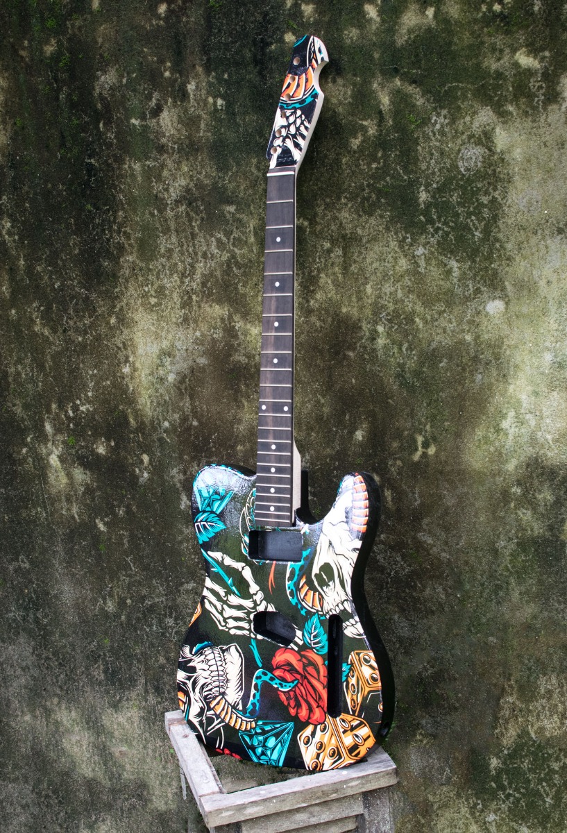 Gitarrenwrap auf der Vorderseite eines Telecaster-Korpus installiert