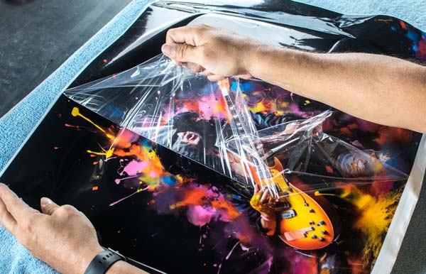 Entfernen der Schutzschicht der Gitarrenfolie