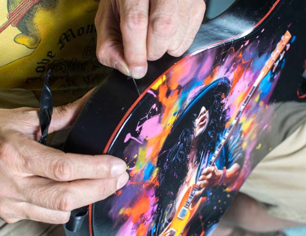 Schutzfolie unter dem Gitarrenwrap entfernen