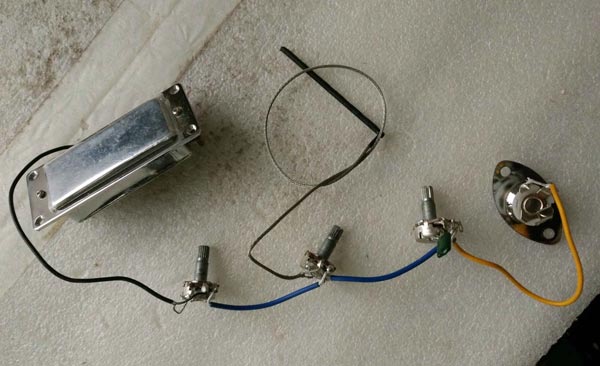 Câblage sur une guitare électro-acoustique Dobro