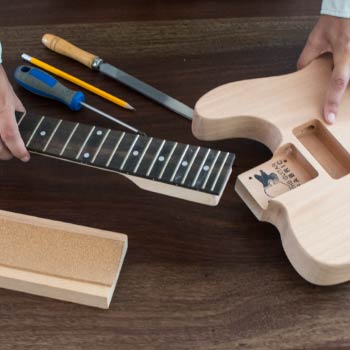 Assemblage des pièces de guitare